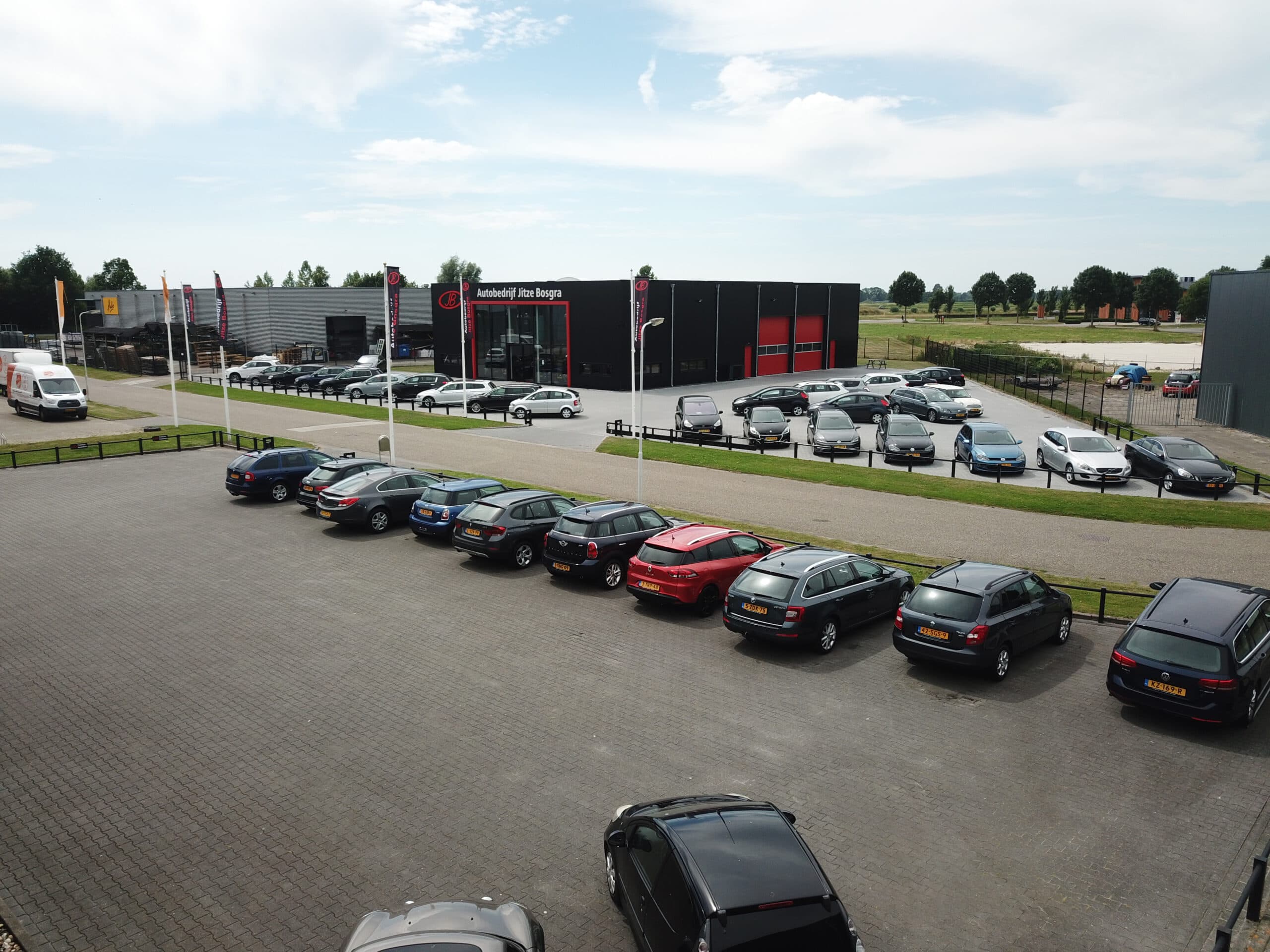 Het erf met occasions naast het pand van Autobedrijf Jitze Bosgra in Gorredijk