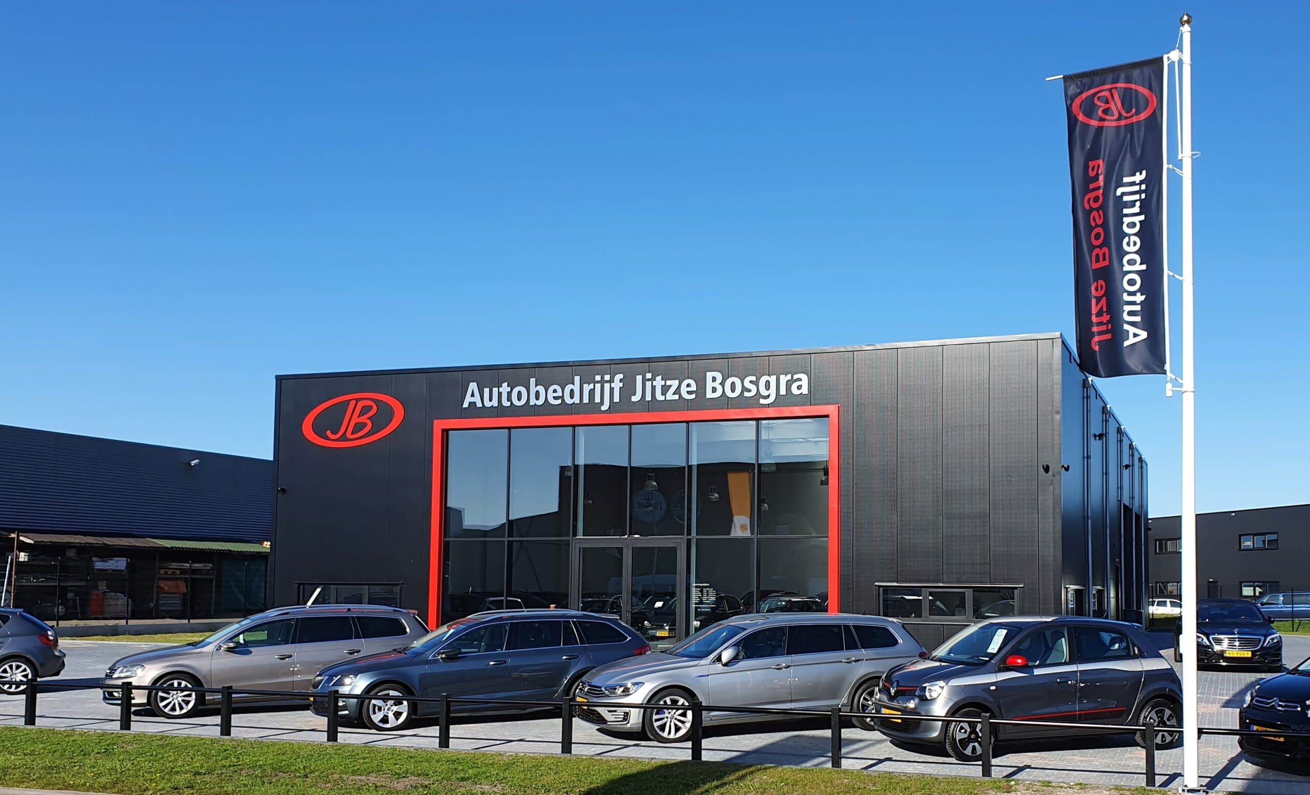 Het pand van Autobedrijf Jitze Bosgra gezien vanaf de weg